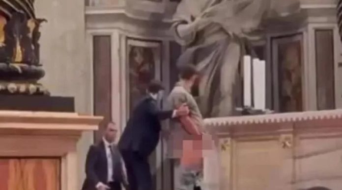 Šok u Vatikanu: Muškarac skinuo hlače i mokrio po oltaru u Bazilici sv. Petra
