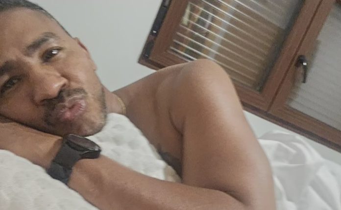 Svećenik izazvao skandal: Na Instagramu pozira obnažen i u neprimjerenim pozama