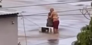 Djed čvrsto grli baku dok im se približava opasna bujica