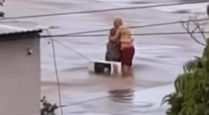 Djed čvrsto grli baku dok im se približava opasna bujica