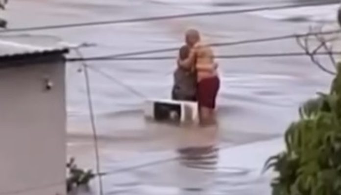 Djed čvrsto grli baku dok im se približava opasna bujica
