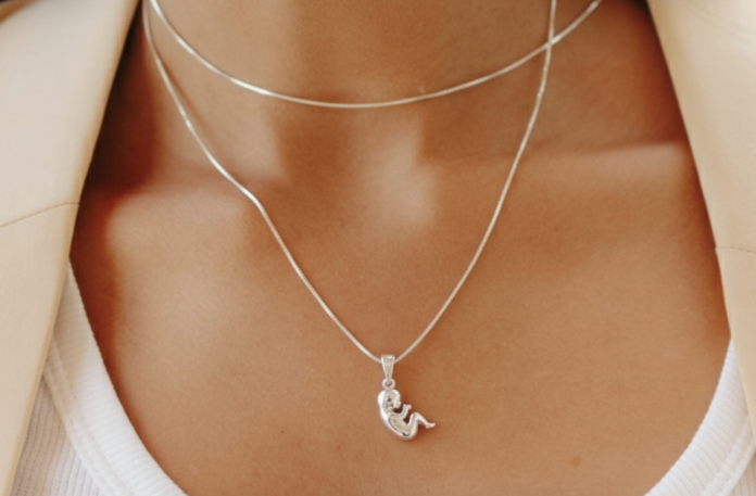 Uzbuna kršćana diljem svijeta zbog jezivog trenda: U nakit stavili nezamislivo