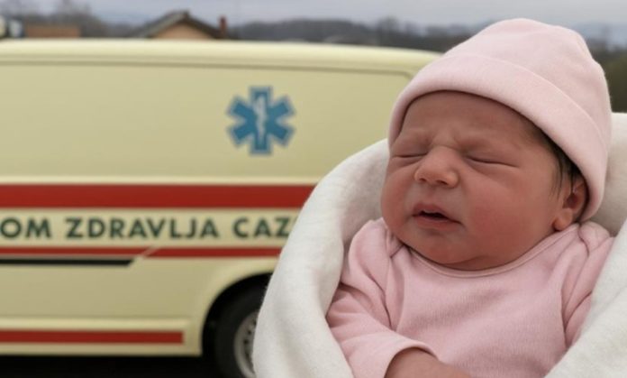Čudo života u Cazinu: Beba se rodila u sanitetu tijekom noćne smjene