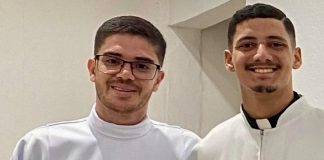 Trebao je postati katolički svećenik, ali zaljubio se u drugog - svećenika!