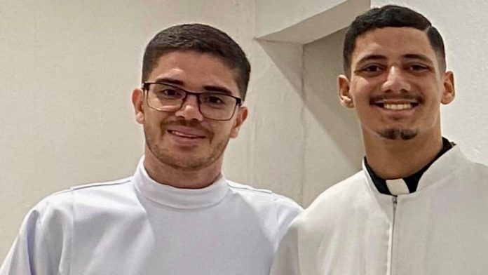 Trebao je postati katolički svećenik, ali zaljubio se u drugog - svećenika!