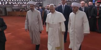 Papa izuo cipele, ali se nije molio tijekom posjete Plavoj džamiji u Istanbulu