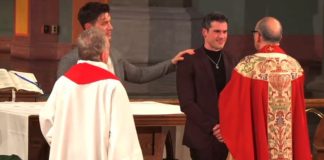 Televizijski voditelj se priključio Katoličkoj crkvi, a kum na krizmi mu je bio ljubavni partner