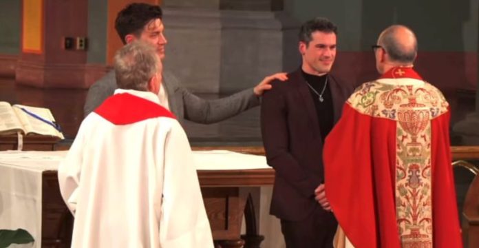 Televizijski voditelj se priključio Katoličkoj crkvi, a kum na krizmi mu je bio ljubavni partner