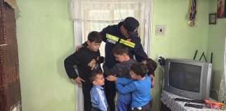 Ovaj vatrogasac je postao božićni anđeo obitelji sa sedmero djece: Ono što je učinio će vas oduševiti