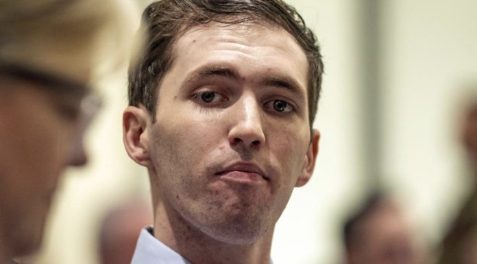 Ubojica Charlieja Kirka jučer se prvi put se pojavio na sudu