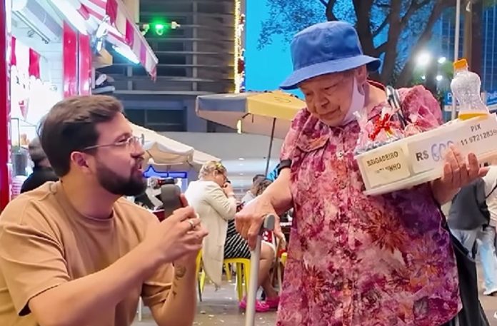 Staricu koja prodaje slatkiše na ulicama pitali su vjeruje li u Isusa: Sve je iznenadila odgvorom