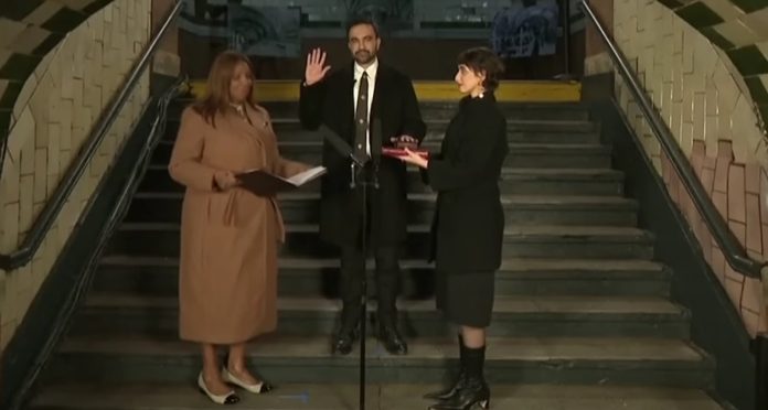 Zohran Mamdani položio prisegu kao gradonačelnik New Yorka na Kuranu