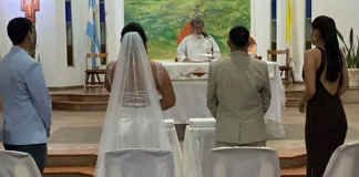 Katolički svećenik vjenčao transrodni par