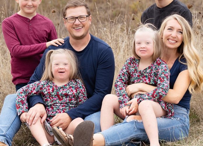 Liječnici su joj šest puta rekli da pobaci blizanke jer imaju Downov sindrom, a ona danas uživa s njima