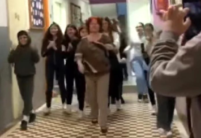 Pogledajte kako su učenici iz Leskovca ispratili učiteljicu u mirovinu