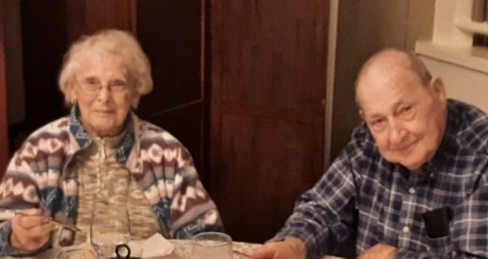 U braku su bili 70 godina, a preminuli su u bolnici držeći se za ruke nakon nesreće