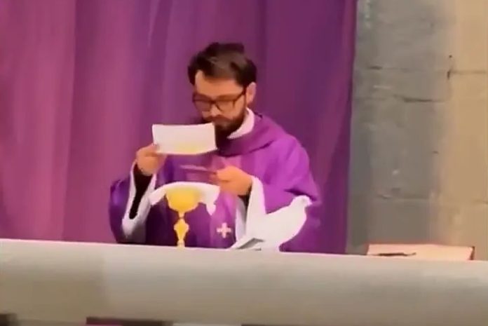 Tijekom mise bijela golubica sletjela na oltar