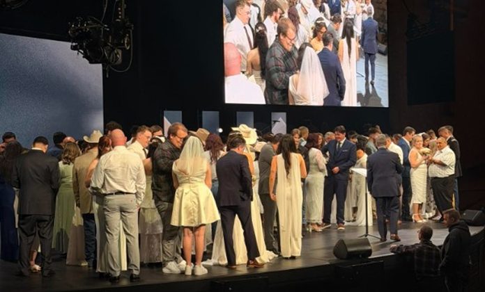 Više od 50 parova vjenčalo se tijekom masovne ceremonije vjenčanja u Teksasu