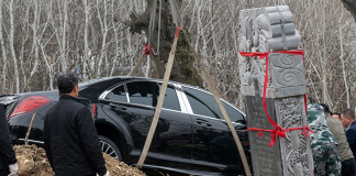 Bizaran sprovod: Tajkun pokopan s luksuznim automobilom Bizaran sprovod: Tajkun pokopan s luksuznim automobilom