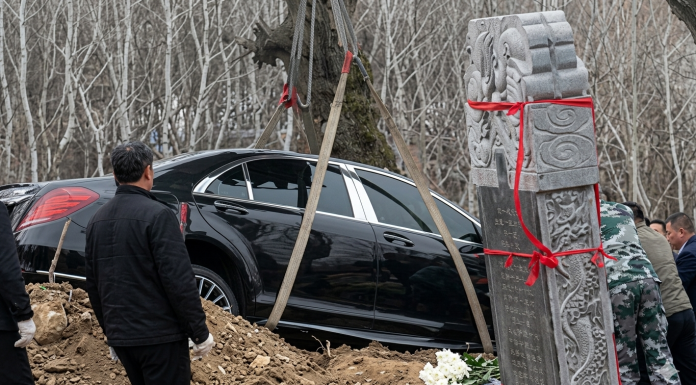 Bizaran sprovod: Tajkun pokopan s luksuznim automobilom