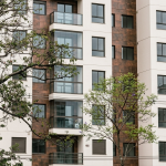 Majka skočila sa zgrade, policajci se šokirali što su zatekli u stanu