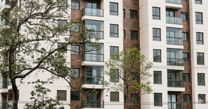 Majka skočila sa zgrade, policajci se šokirali što su zatekli u stanu