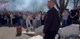 Cijela škola je izašla kako bi zapljeskala profesoru u Banjaluci