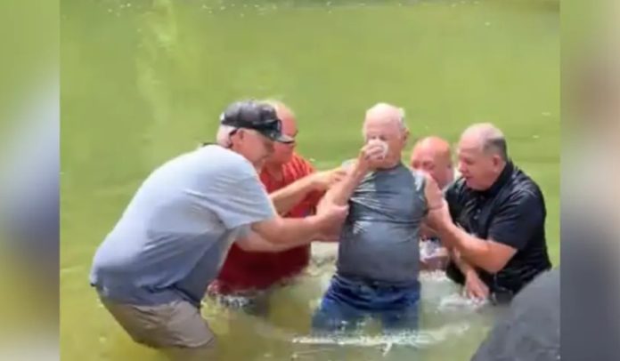 90-godišnjak se krstio u rijeci