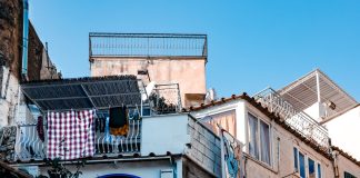 Teška obiteljska tragedija: Bacio ženu s terase pa onda skočio za njom