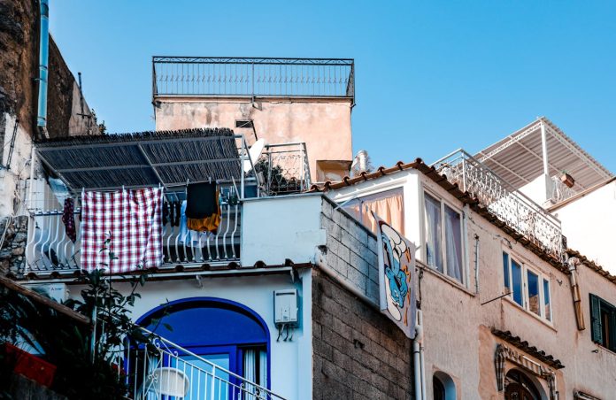 Teška obiteljska tragedija: Bacio ženu s terase pa onda skočio za njom