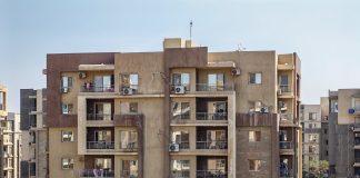 Majka skočila s balkona zgrade s troje djece