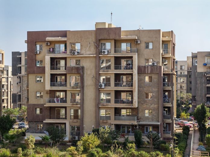 Majka skočila s balkona zgrade s troje djece