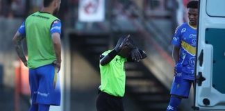 Nogometni sudac je iznenada kleknuo na teren, a razlog će vas oduševiti