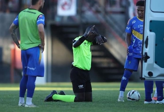 Nogometni sudac je iznenada kleknuo na teren, a razlog će vas oduševiti