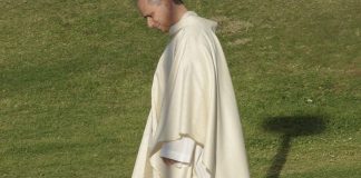 Fotografija papine obuće eksplodirala na internetu