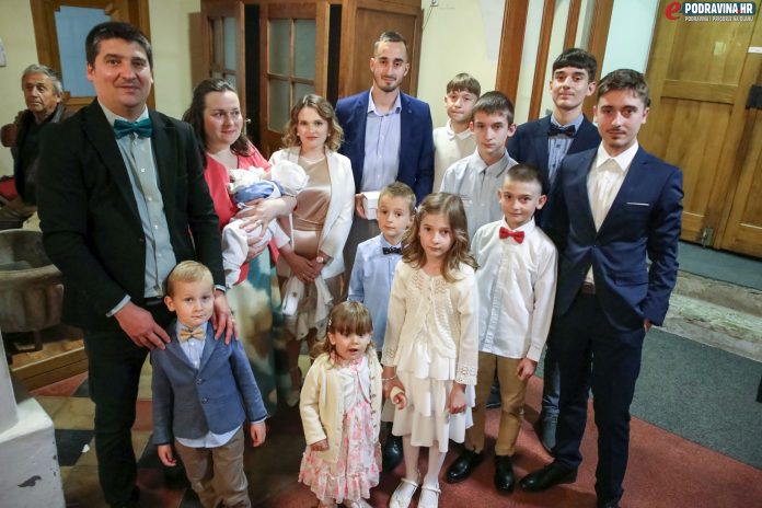 Obitelj Kovačević iz Koprivnice krstila svoje deseto dijete