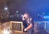 Policajac se pojavio na vratima, a kamere su snimile što je učinio
