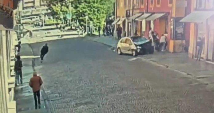 Autom se namjerno zabio u ljude, sedam osoba povrijeđeno