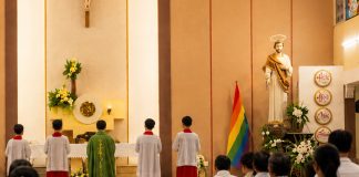 Više od 200 ljudi prisustvovalo je queer crkvenoj službi u katoličkoj crkvi