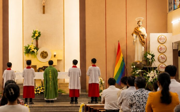 Više od 200 ljudi prisustvovalo je queer crkvenoj službi u katoličkoj crkvi
