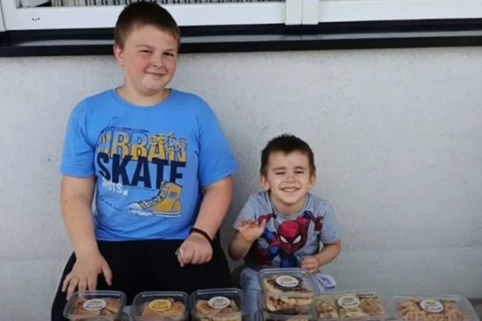 Dječak (10) prodaje kolače na ulici kako bi mogao ići na izlet s prijateljima: Prizor koji je oduševio internet