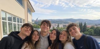 Maturanti su izašli na balkon škole da se slikaju, a onda je uslijedila tragedija Maturanti su izašli na balkon škole da se slikaju, a onda je uslijedila tragedija