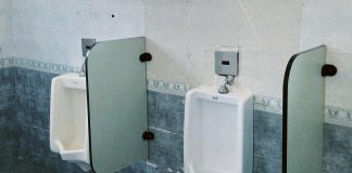 Transrodna učenica optužena da je tri godine snimala dječake u školskom WC-u