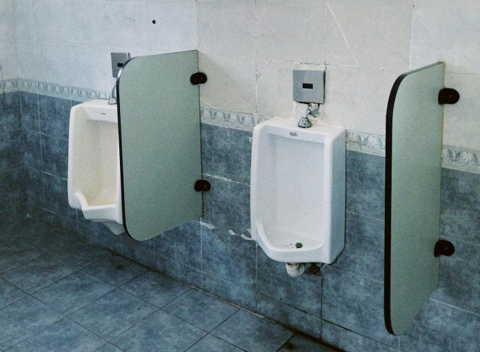 Transrodna učenica optužena da je tri godine snimala dječake u školskom WC-u