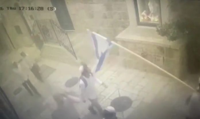 Pojavio se video u kojem mladići pljuju prema kipu Djevice Marije