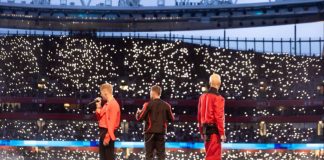 Članovi grupe Boyzone na koncertu predvodili tisuće fanova u molitvi Očenaša