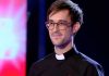 Svećenik poznat po sudjelovanju u emisiji "The Voice" napušta svećeničku službu
