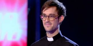Svećenik poznat po sudjelovanju u emisiji "The Voice" napušta svećeničku službu