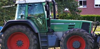 Otac traktorom pregazio sina (1), liječnici mu se bore za život