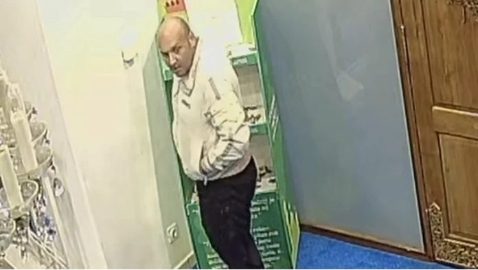 Htio ukrasti tenisice u džamiji pa naletio na vlasnika